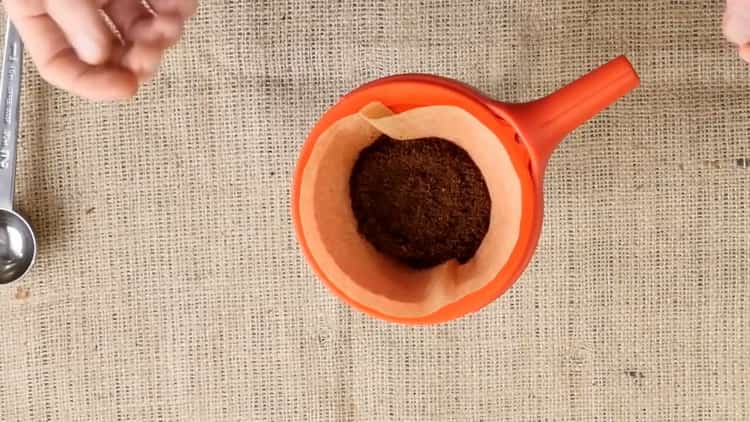 Pregătiți ingredientele pentru băutură.