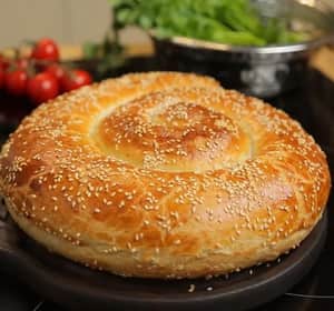 O plăcintă minunată cu pui și ciuperci - foarte simplu și rapid