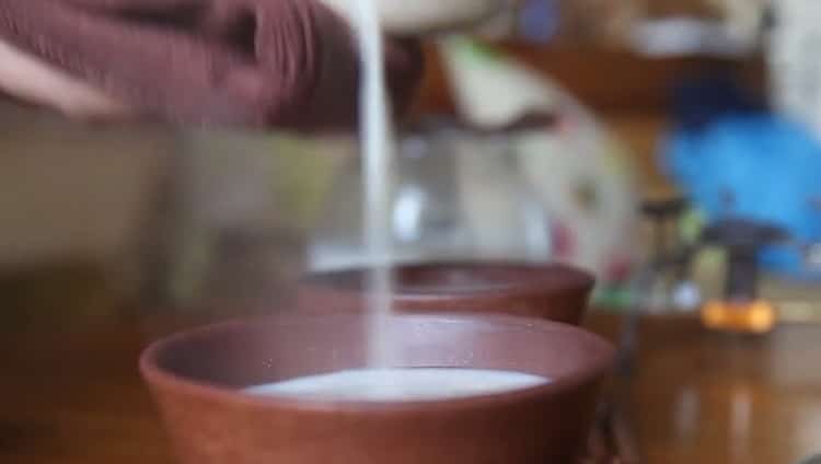 O delicioso chá Kalmyk preparado de acordo com a receita original está pronto