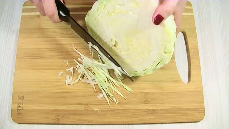 Pour faire une tarte gelée au chou, hachez les ingrédients