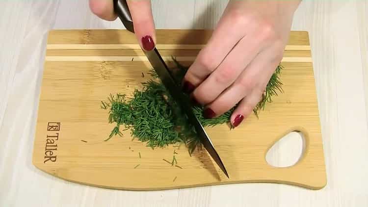 Pour faire une tarte gelée au chou, hachez les légumes