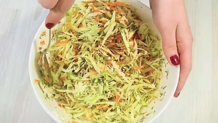 Mélangez les ingrédients de la tarte en gelée au chou.