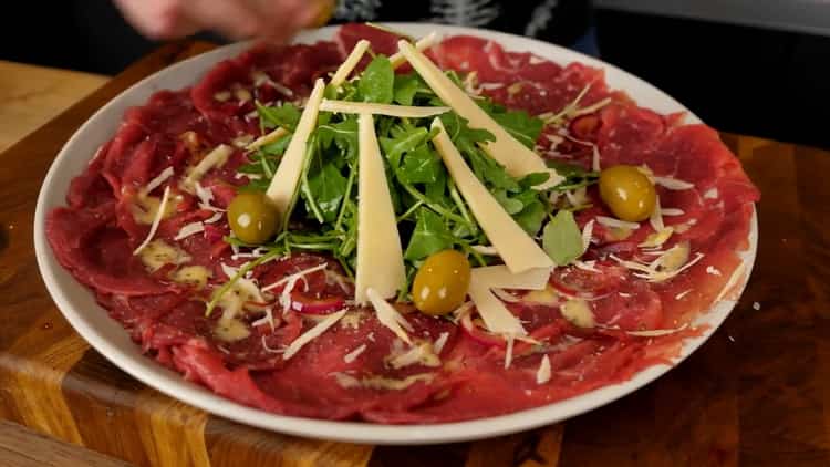 Upang makagawa ng beef carpaccio, ihanda ang keso
