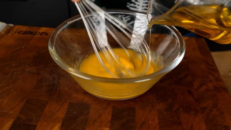 Upang makagawa ng beef carpaccio, ihanda ang sarsa