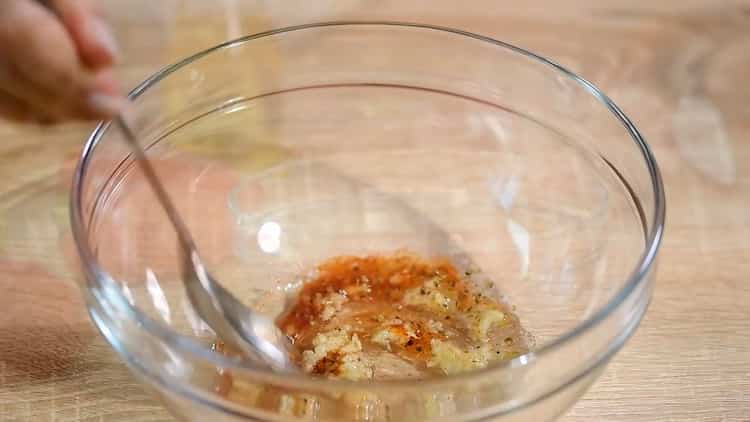 Chcete-li připravit kuřecí quesadilly, připravte marinádu