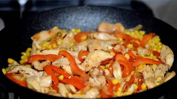 Kombinujte ingredience pro kuřecí quesadilla