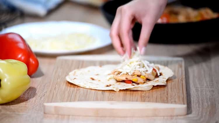 Chcete-li připravit kuřecí quesadilly, nasaďte náplň na tortilu