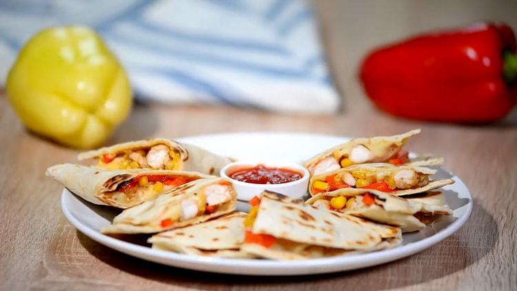 Chcete-li připravit kuřecí quesadilly, připravte všechny ingredience