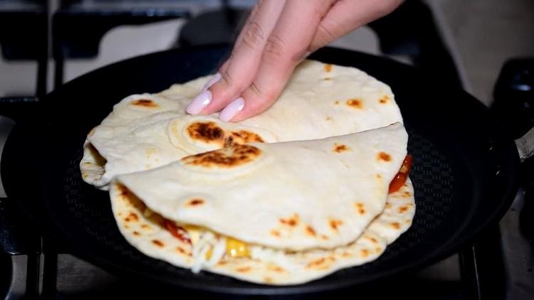 Chcete-li připravit kuřecí quesadilla, smažte tortilla