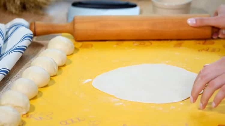 Rozvařte těsto a připravte kuřecí quesadilly