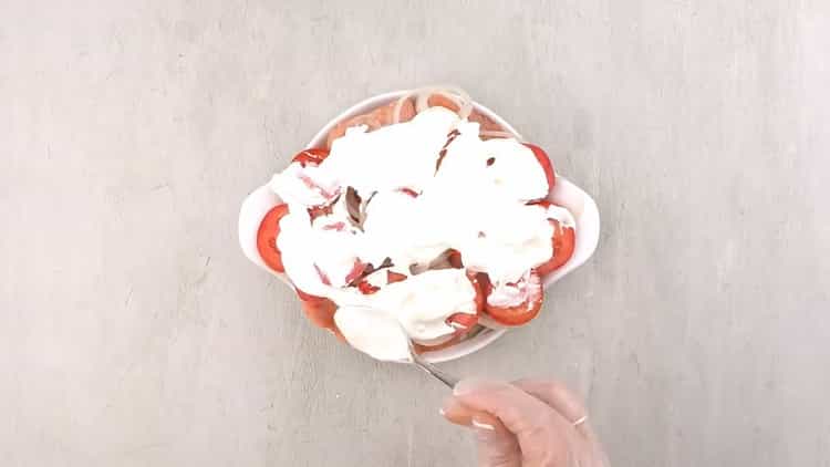 De acuerdo con la receta, para cocinar salmón chum en el horno, cubra los tomates con crema agria