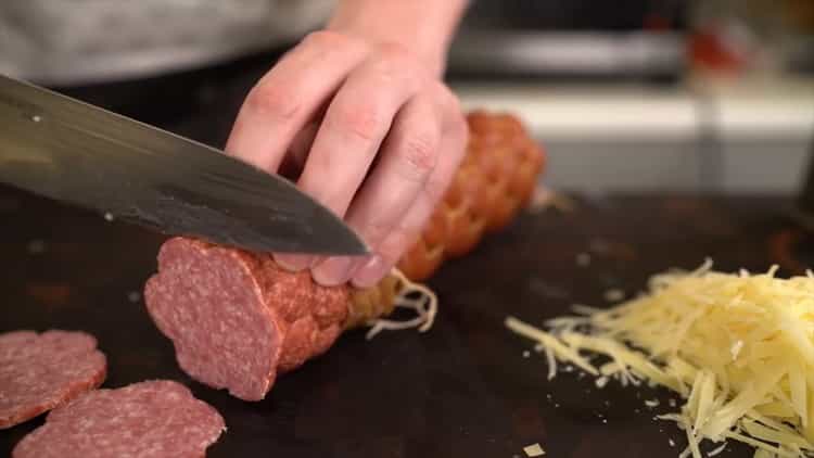 Pentru a face o pizza clasică, toacă cârnații