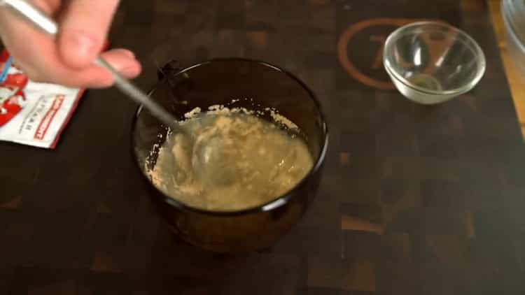 Pentru a face pizza clasică, pregătiți ingredientele pentru aluat