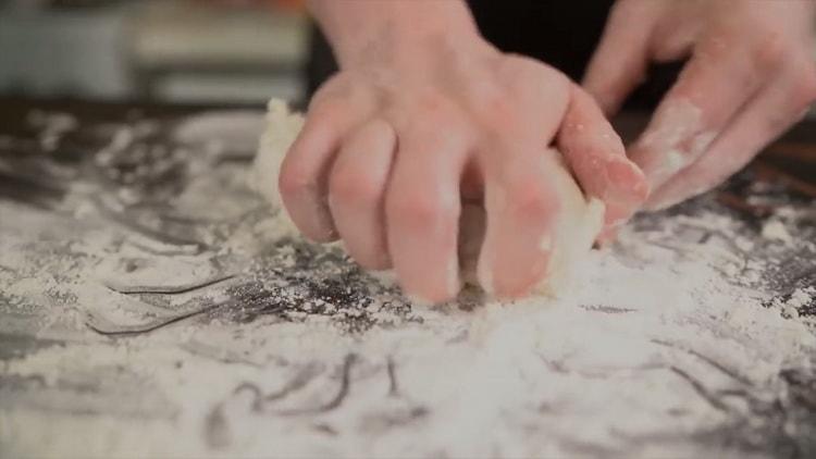 Pentru a face o pizza clasică, frământați aluatul