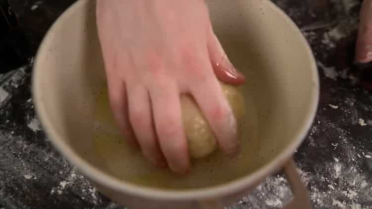 Pentru a face o pizza clasică, faceți ulei de măsline