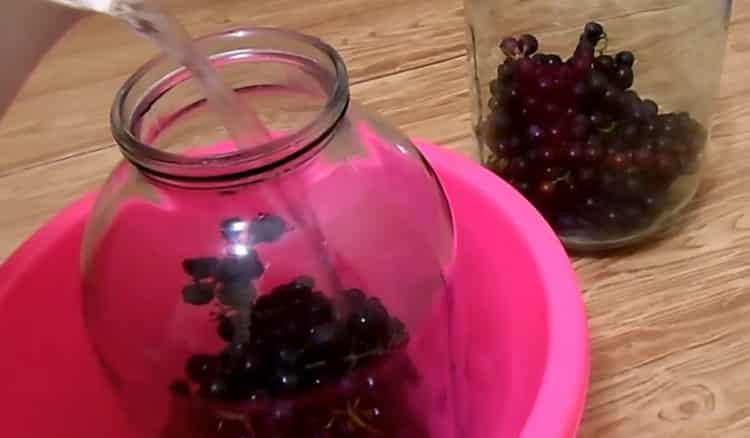 Upang gumawa ng compote ng mga ubas, punan ang tubig ng mga berry