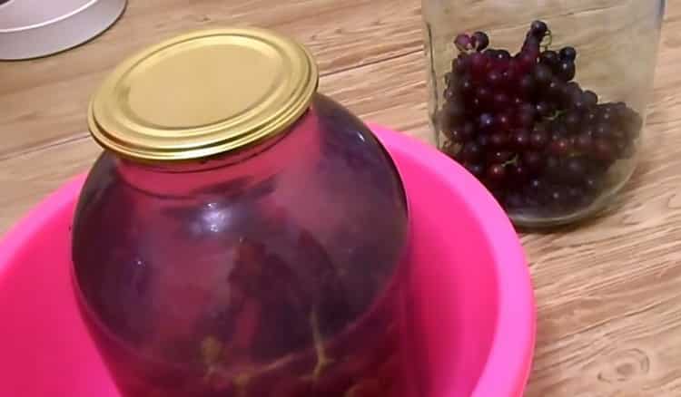 Upang gumawa ng compote ng mga ubas, hayaang tumayo ang mga berry