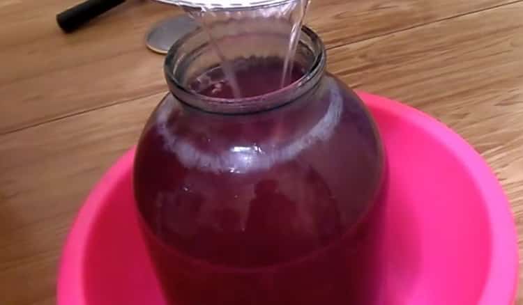 Upang gumawa ng compote ng mga ubas, ibuhos muli ang mga berry