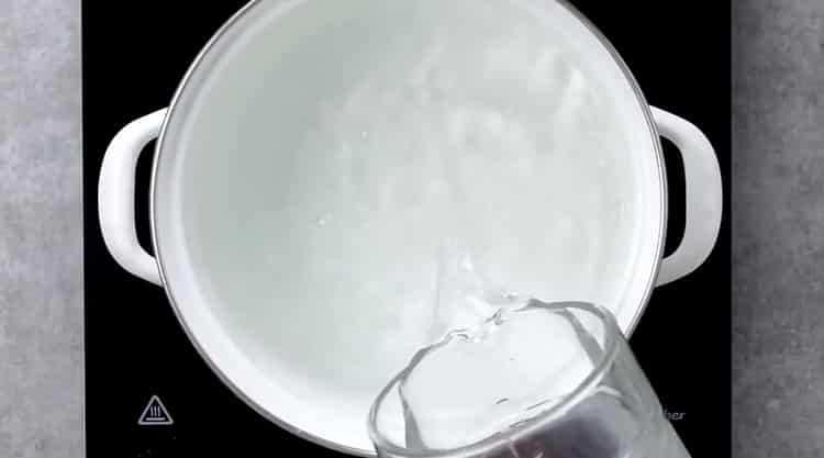 Ferva água para fazer compota