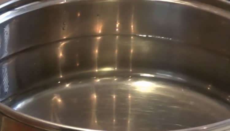 Pentru a face un compot de caise uscate, fierbeți apa