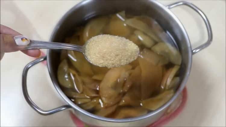 Para fazer compota de maçãs secas, ferva todos os ingredientes