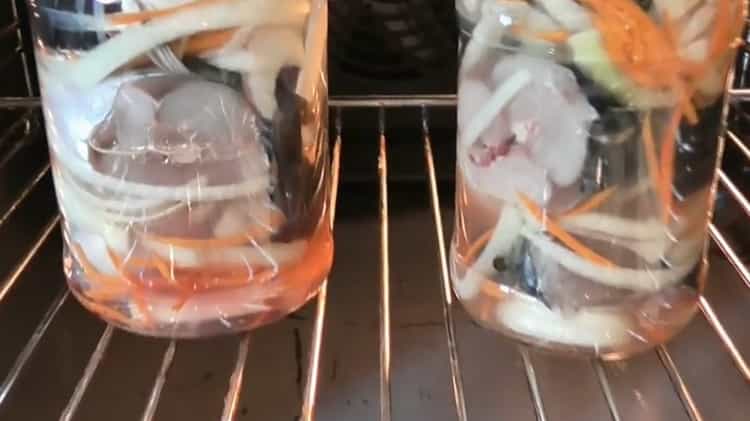 Pour la préparation de poisson en conserve à la maison. préchauffer le four