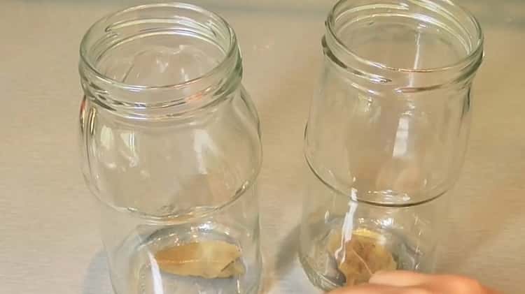 Pour la préparation de poisson en conserve à la maison. mettre la feuille de laurier dans un bocal