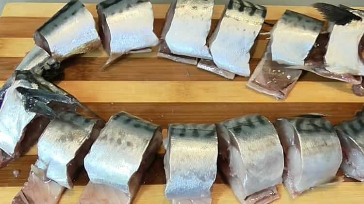 Pour la préparation de poisson en conserve à la maison. hacher les ingrédients