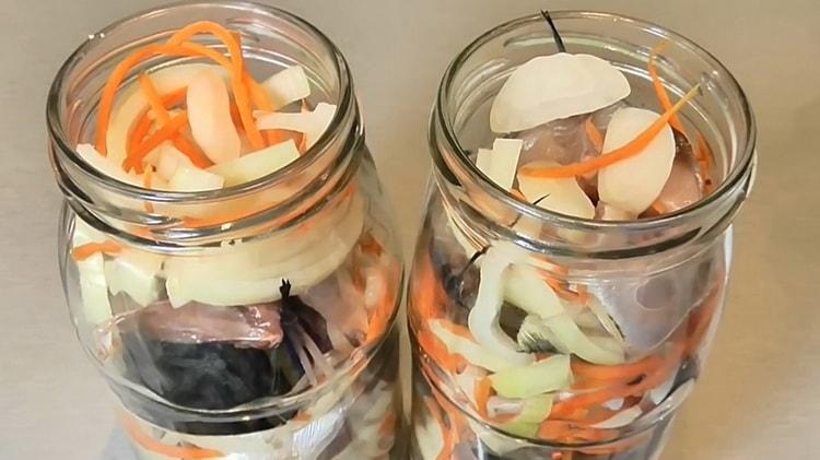 Pour la préparation de poisson en conserve à la maison. mettre les intellectuels à la banque