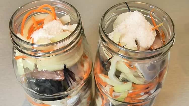 Pour la préparation de poisson en conserve à la maison. mettre du sel