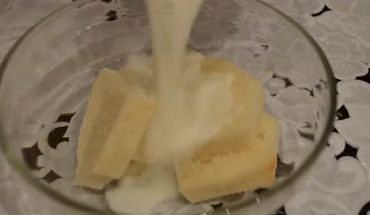 Bereiten Sie die Zutaten vor, um Koteletts mit Krabbenstäbchen zuzubereiten