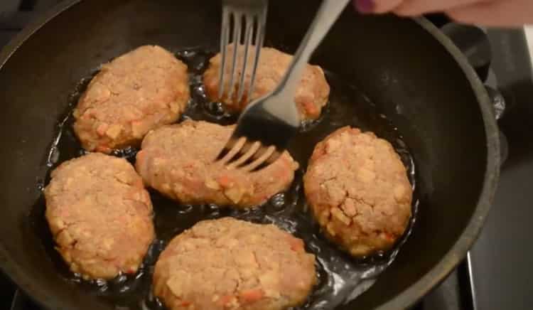 Die Pfanne vorheizen, um Krabbenstäbchen-Schnitzel zuzubereiten