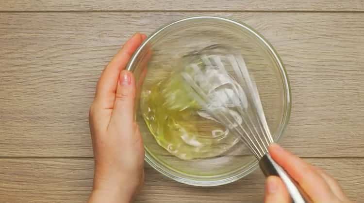 Batir las claras para hacer chuletas de mentol