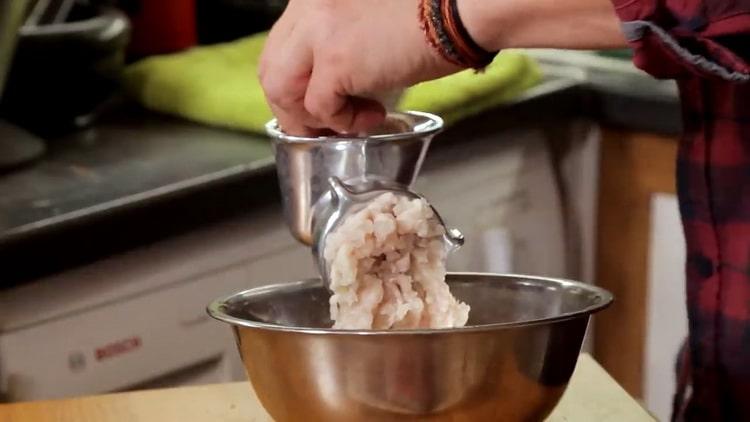 Para preparar chuletas de lucio, prepara los ingredientes