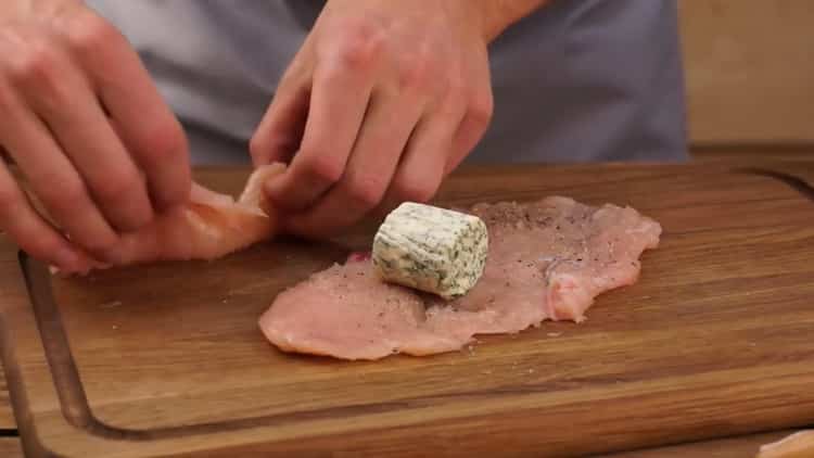 Según la receta, para preparar las albóndigas en Kiev, ponga el relleno sobre la carne.