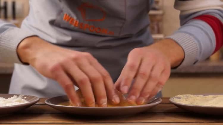 Según la receta, para cocinar albóndigas en Kiev, carne empanada