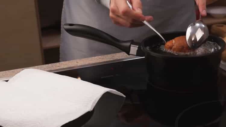 De acuerdo con la receta, para preparar las chuletas de Kiev, freír las chuletas