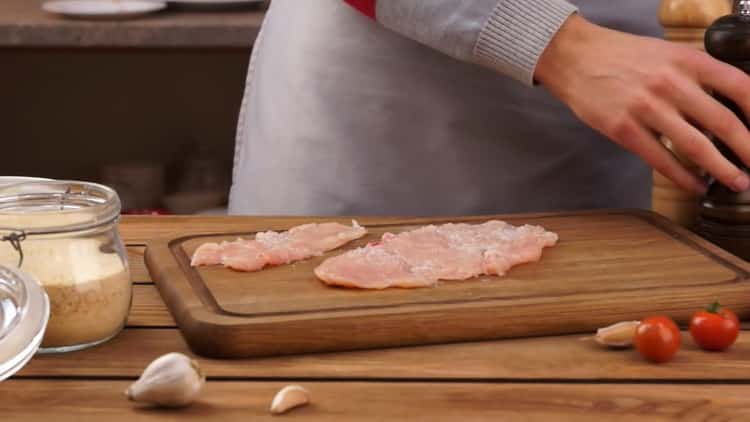 Según la receta, para cocinar las albóndigas de Kiev, salar la carne