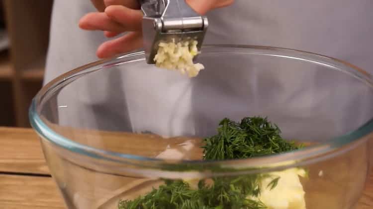 De acuerdo con la receta, para la preparación de chuletas de Kiev, prepare el relleno