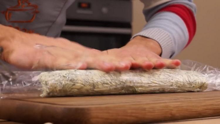 De acuerdo con la receta, para cocinar chuletas de Kiev, envuelva el aceite en una envoltura de plástico