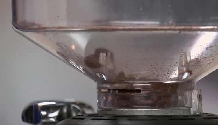 Se macină boabele pentru a face cafea în est