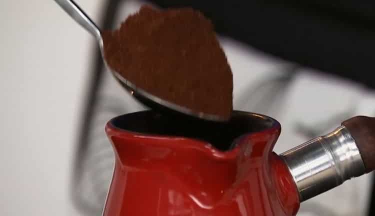 Pentru a face cafea în est, adăugați ingredientele turcului