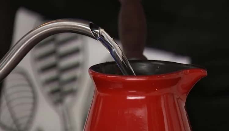 Pentru a face cafea în est, adăugați apă turcului