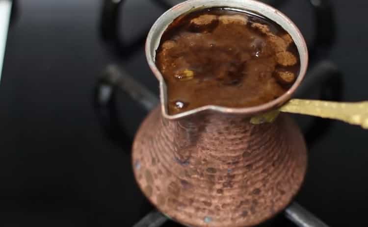 Pentru a face cafea în turcă conform unei rețete simple, aduceți la fierbere