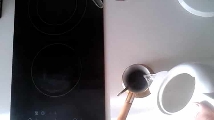 Magdagdag ng tubig sa Turku upang makagawa ng kape sa kapamilya