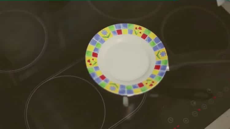 Pentru a face cafea cu scorțișoară, amestecați ingredientele.