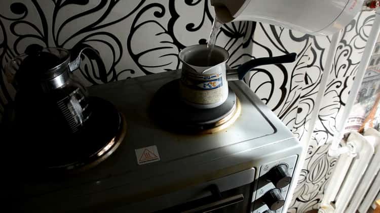 K přípravě kávy s medem smíchejte koření v Turku