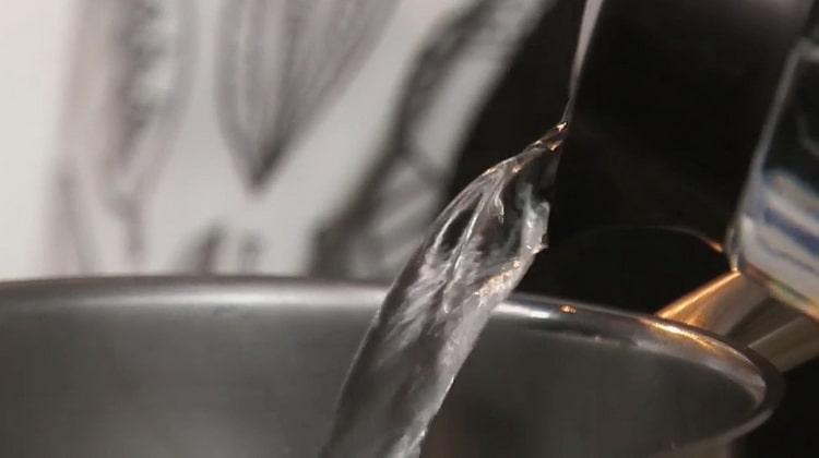 Pentru a prepara cafeaua cu ciocolată, pregătiți ingredientele