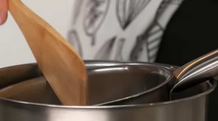 Pentru a face cafea cu ciocolată, pregătiți o baie cu apă