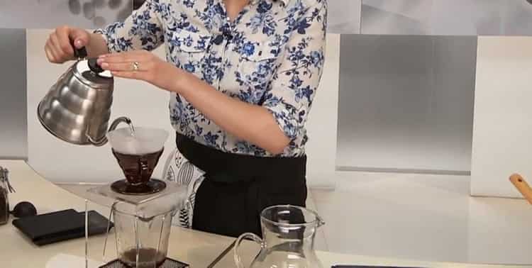 Pentru a face cafea cu ciocolată, fierbeți apa